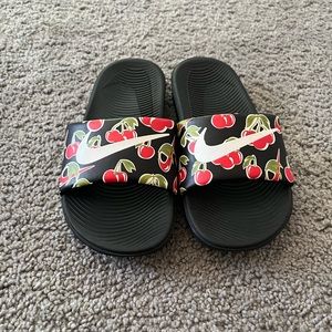 Kids Nike Kawa Slide SE Picnic 'Cherry'